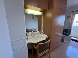 洗面台と椅子の居室