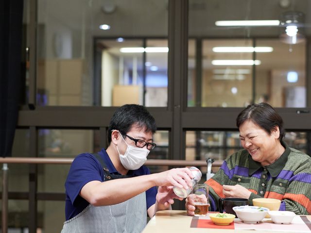 個室の居住空間 食事風景 自然光が差し込む居住空間では、快適に過ごせるよう家具が配置されています。お部屋でゆっくりと休むことができます。