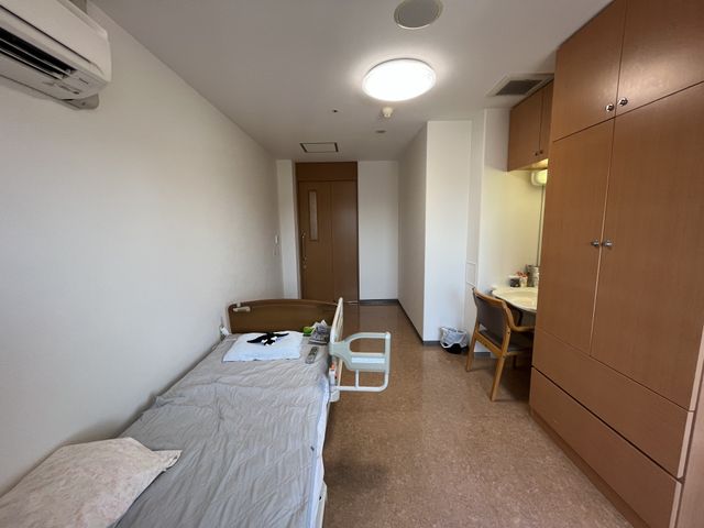 落ち着いた居室 居室 日当たりのよい明るい居室は、快適に過ごせる工夫がされています。収納スペースも充実しています。