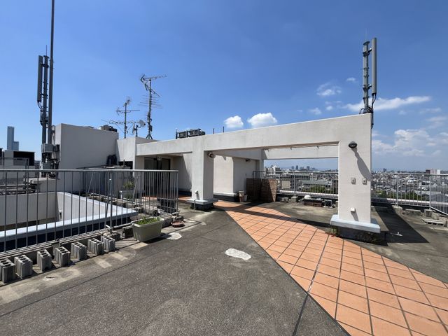 屋上 テラス 広々とした屋上スペースは、休憩や風を感じるのに最適です。気分転換にどうぞ。
