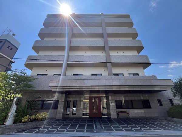 日差しが差し込む外観