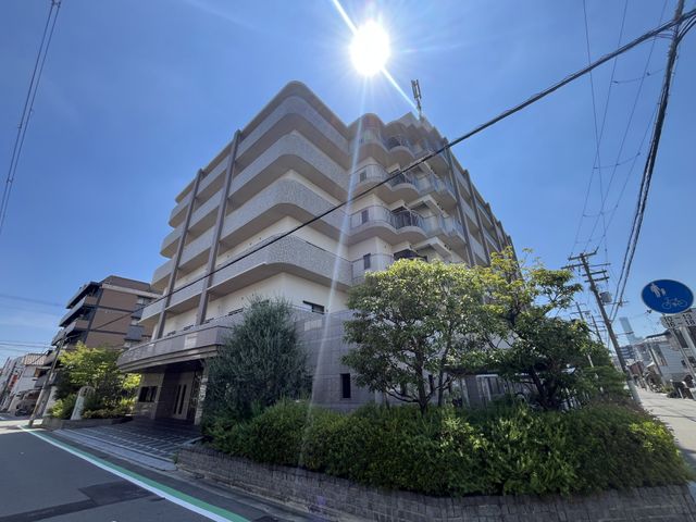 居住施設の外観 外観 日当たりの良い外観で、周囲には緑が豊かに配置されています。快適な環境が整っています。