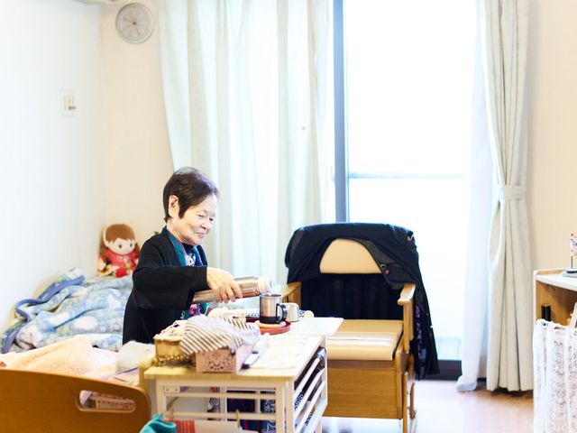 明るい居室の一部 居室 自然光がたっぷりと差し込み、和やかな雰囲気の空間です。快適なリビングスペースでお過ごしいただけます。