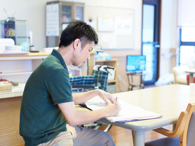 明るい空間の作業スペース ラウンジ 自然光が射し込む明るいラウンジです。落ち着いた空間で、作業がはかどります。