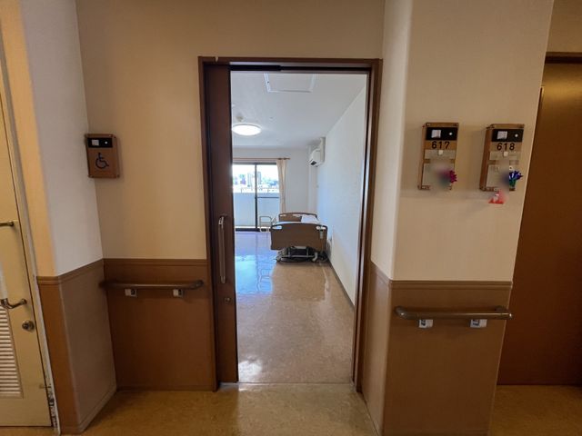 明るい居室 居室 窓から自然光が差し込む明るい居室です。快適な環境が整っています。