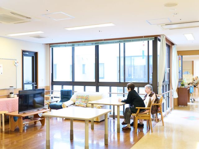 自然光が入るラウンジ ラウンジ 自然光あふれる広々としたラウンジです。椅子に座り、リラックスして会話を楽しめます。