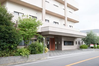 緑豊かな建物の外観
