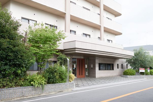 緑豊かな建物の外観