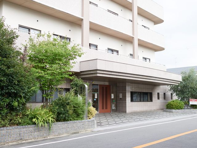緑豊かな建物の外観 外観 緑に囲まれた建物です。落ち着いた環境の中で働くことができます。