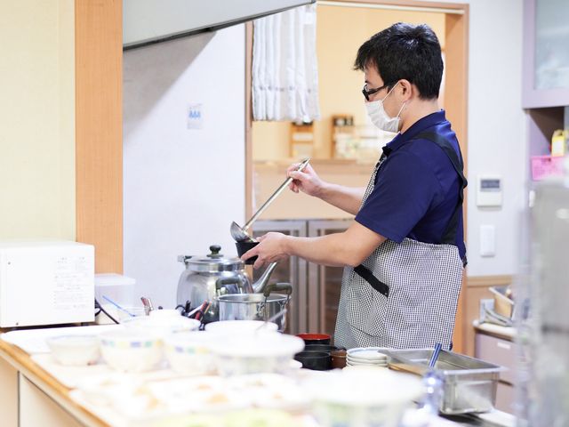 自然光の入る共有スペース 厨房 自然光がたっぷりと差し込むラウンジで、会話が楽しめるリラックスした雰囲気です。