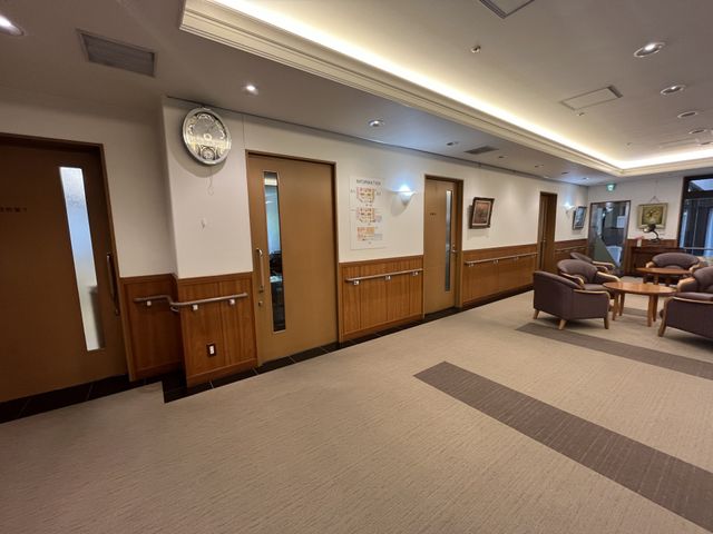 安心できる廊下 廊下 落ち着いた色合いで整えられた広々とした廊下は、手すりが付いて安全に移動できます。