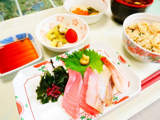 色とりどりの料理プレート
