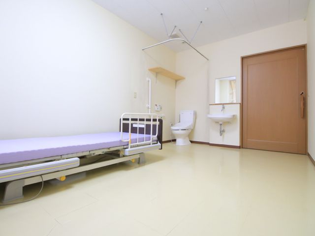 シンプルな個室の居室 居室 広々とした個室は、バリアフリー設計で日々の生活が快適になっています。明るく清潔感のある空間で、プライベートもしっかり守られています。