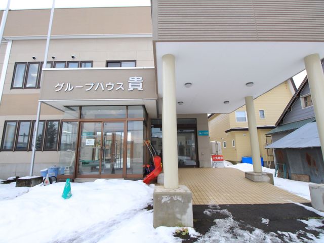 冬の施設エントランス 玄関 清潔感のあるエントランスで訪れる方を歓迎します。積雪時でも安全に配慮されたアクセスが可能です。