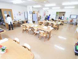 明るい食堂の様子