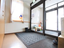 明るいエントランスの様子