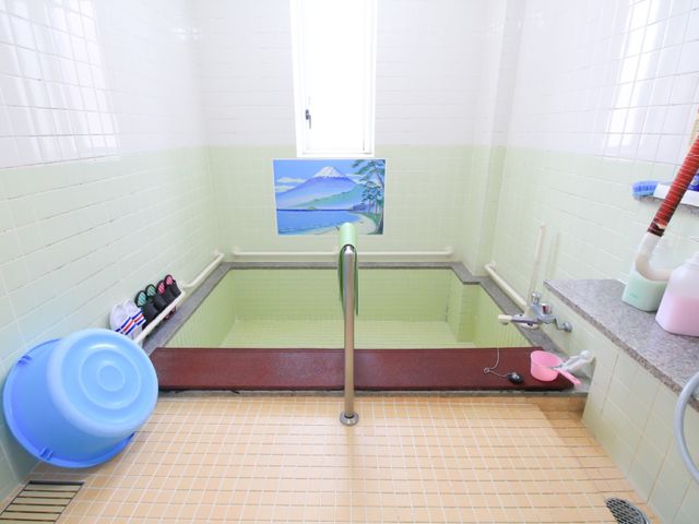 清潔な浴室 浴室 ゆったりとした造りの浴室では、利用者の安全と快適さを考えられています。手すりや座面も設置され、安心してお使いいただけます。