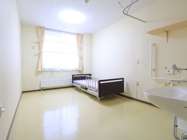 明るく清潔な居室 居室 広々として明るい居室です。手すりや高さ調節可能なベッドが備わり、生活しやすい工夫がされています。