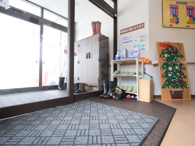 玄関ロビーの様子 エントランス 明るくきれいな受付エリアがお出迎え。来訪者への温かな心配りが伺えます。