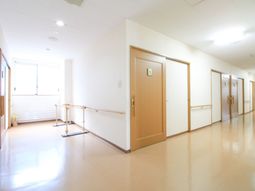 清潔で広々とした廊下