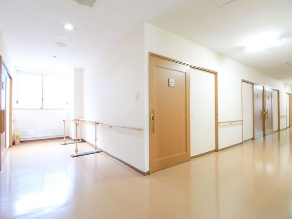 清潔で広々とした廊下
