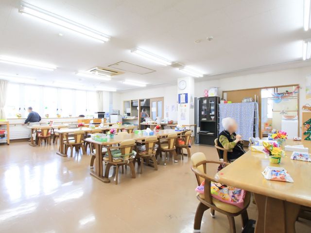 広々とした明るい食堂 共有スペース ゆったりとした食堂では、明るい光が差し込み、入居者の方々が様々な活動を楽しんでいます。