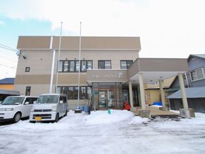 雪の日の施設外観