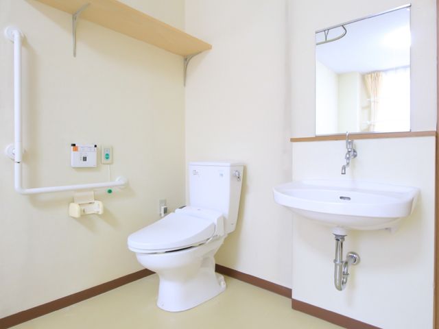 バリアフリー対応のトイレ トイレ 手すり付きで安心してご利用いただける清潔なトイレです。周囲に余裕のある空間設計となっており、快適な使用が可能です。