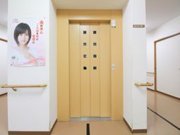 清潔な廊下と案内ポスター