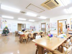 明るい共有ダイニング空間