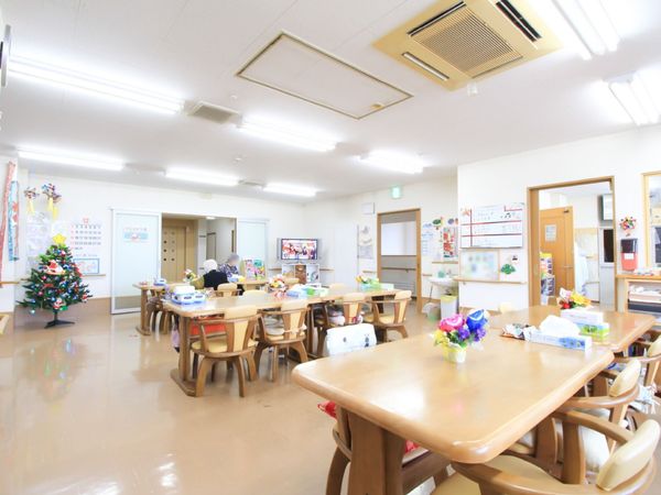 明るい共有ダイニング空間