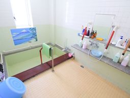 明るい洗面所と備品