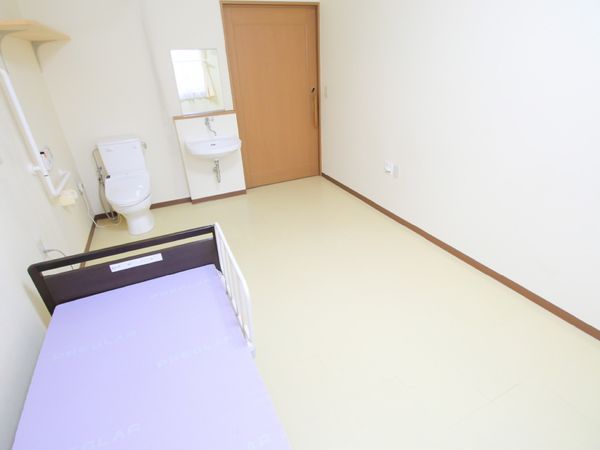 明るい居室の様子