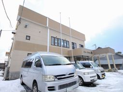 施設の明るい外観