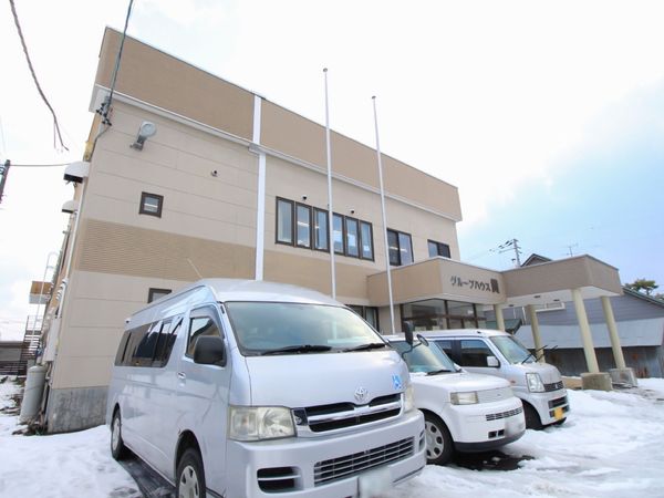 施設の明るい外観