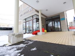 清潔なエントランスの外観