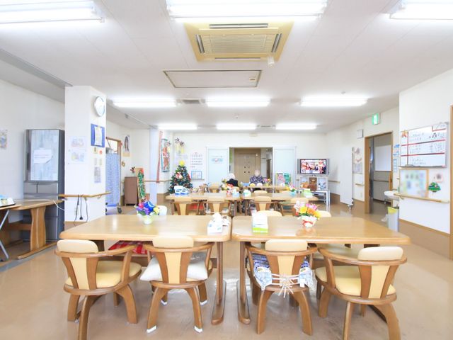 広々とした明るい食堂 共有スペース 広くて明るい雰囲気の食堂です。利用者同士が会話を楽しむ姿も見受けられ、和やかな環境が広がっています。