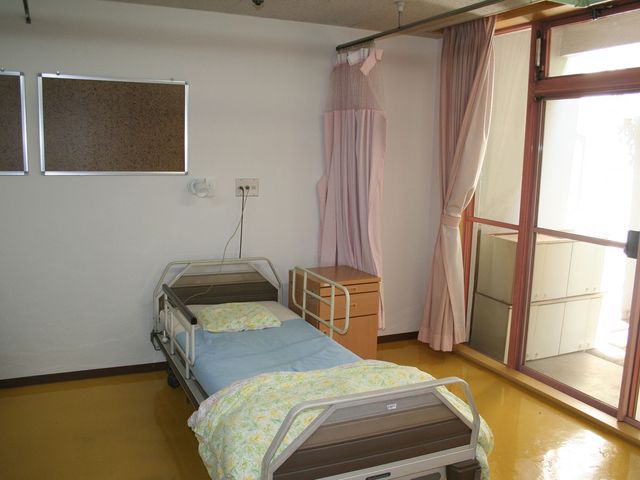 陽光が差し込む居室 居室 自然光が差し込む明るい部屋は、快適に過ごすための理想的な空間です。家具も機能的に配置されています。