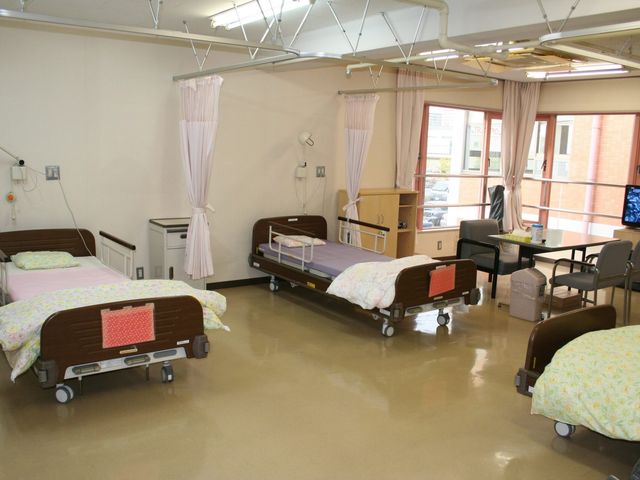 明るい居室 居室 広々とした空間で、自然光がたっぷり入る過ごしやすい居室です。車椅子での移動も安心です。