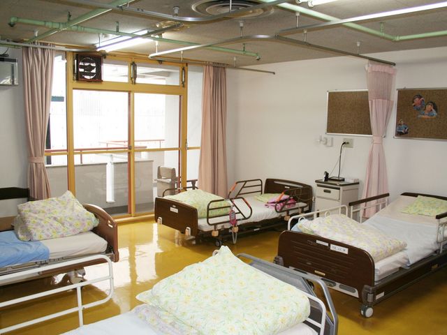 ゆったりした居室 居室 広々とした居室には、快適に過ごせる設備が整っています。個別の空間でゆったりとお過ごしいただけます。