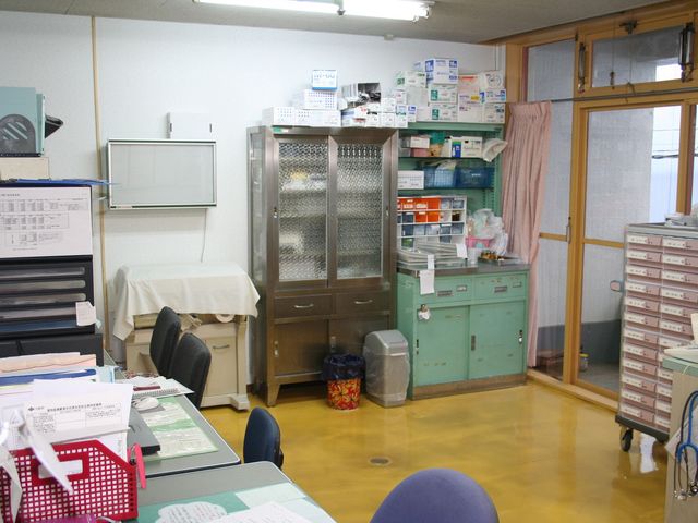 明るい作業スペース 機能訓練室 整理された作業台がある明るい空間です。清潔感があり、利用者と職員が安心して過ごせます。