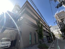 高層建物と周囲の街並み