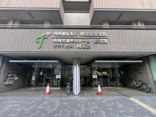 落ち着いた雰囲気のエントランス