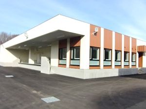 明るい外観の建物  