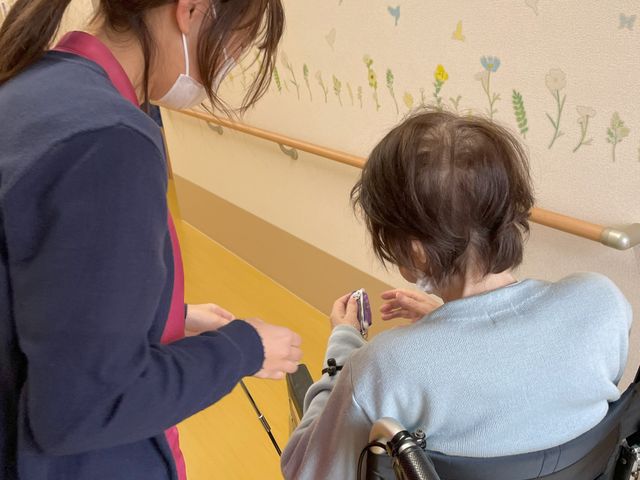 介護の現場で手を取り合う 廊下 手厚いケアができる環境です。手を取り合い、お互いに支え合える仲間と共に、意義ある支援を目指しませんか。