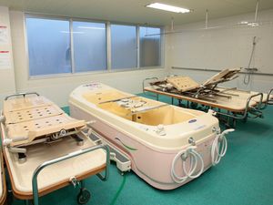 機械浴槽のある浴室  