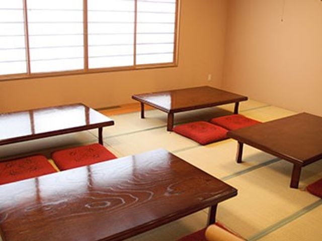 温かみのある和室 和室 自然光がたっぷり入る和室です。畳と座卓で落ち着く空間が広がります。