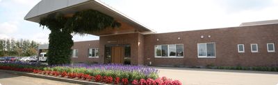花に囲まれた建物エントランス