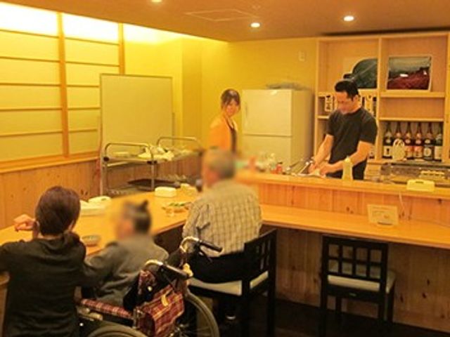 カウンター付きダイニングルーム ダイニングルーム 車椅子の方も利用しやすいカウンター席があり、気軽に交流を楽しめる空間です。