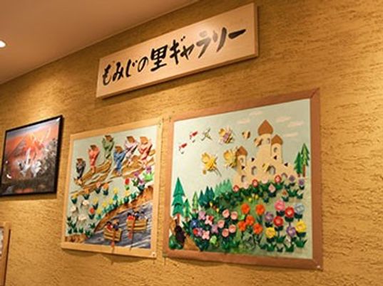 壁に飾られた絵の廊下